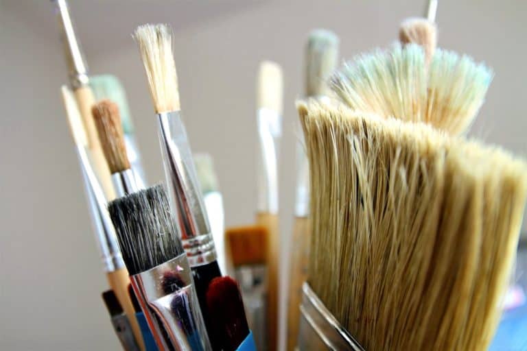 3 Best Brushes For Varnishing Acrylic Paintings The Creative Folk